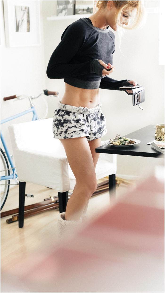 jana williams photography giving recipes for the most healthy breakfast wearing alo yoga clothing
