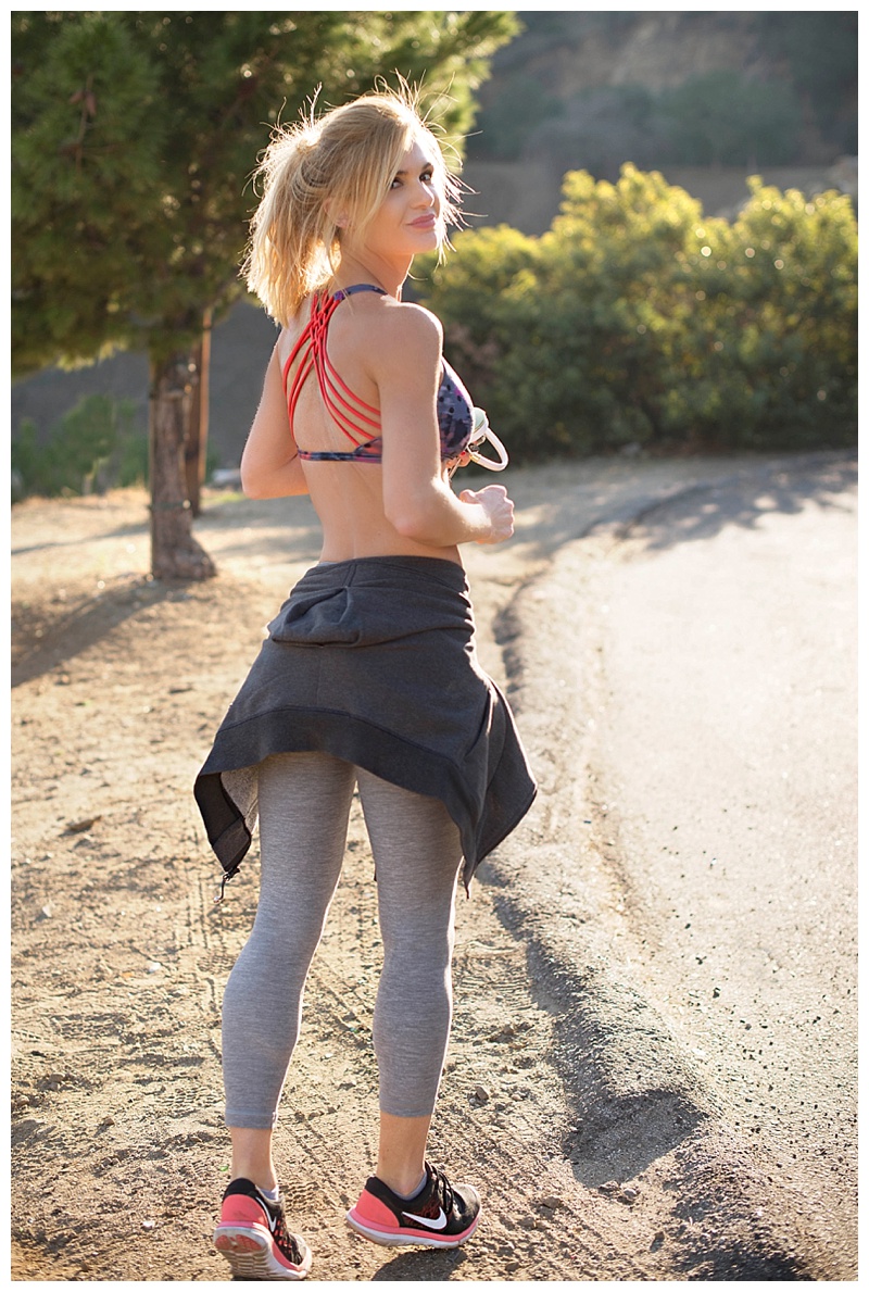 fitness inspiration with tips on positive thinking and sticking to your goals, lulu lemon stripped top, lulu lmon grey pants, lulu lemon sweat skirt,